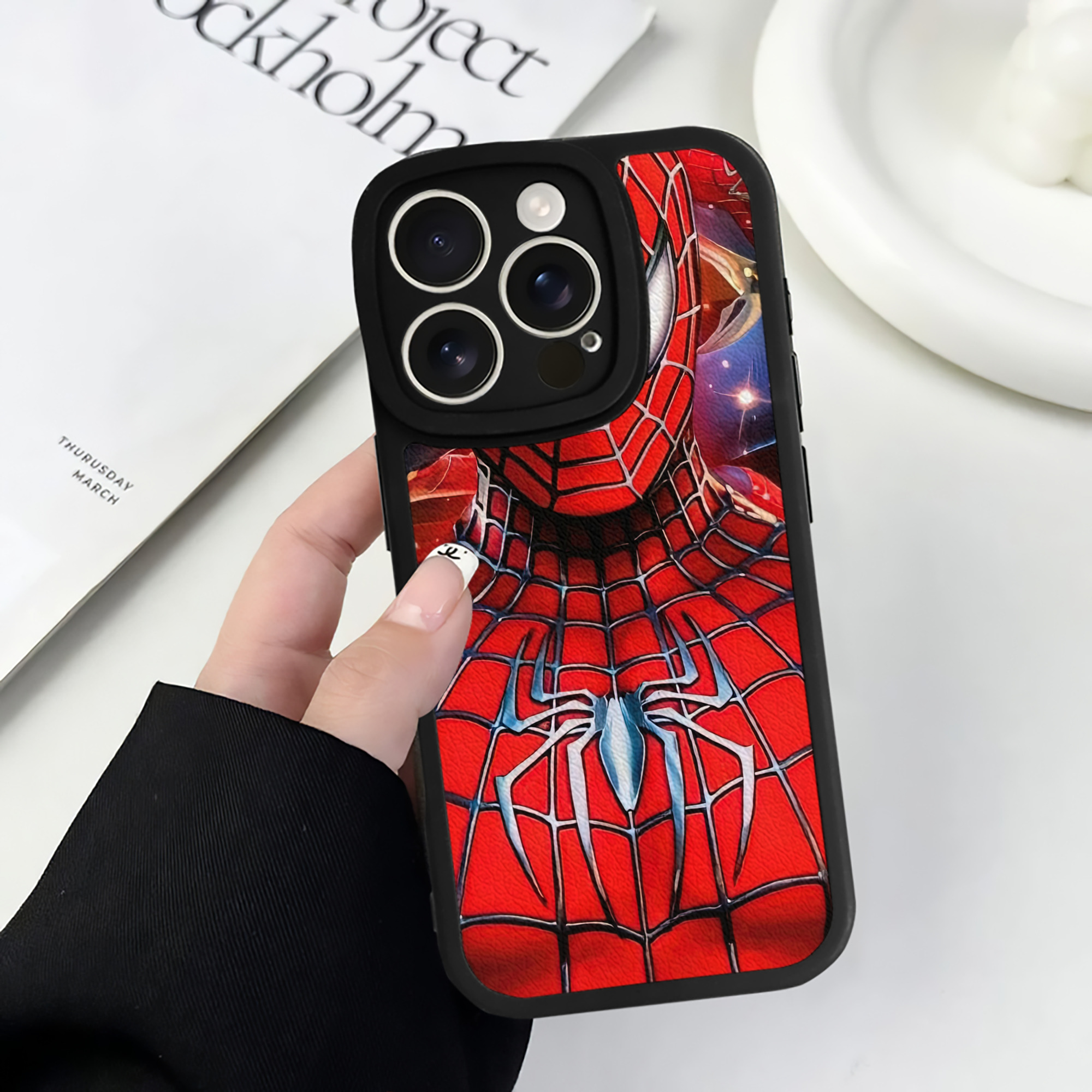 Spider Man スパイダーマン 【iPhone 16シリーズ対応】シリコンスマホケース（レザー調） 材質：シリコン